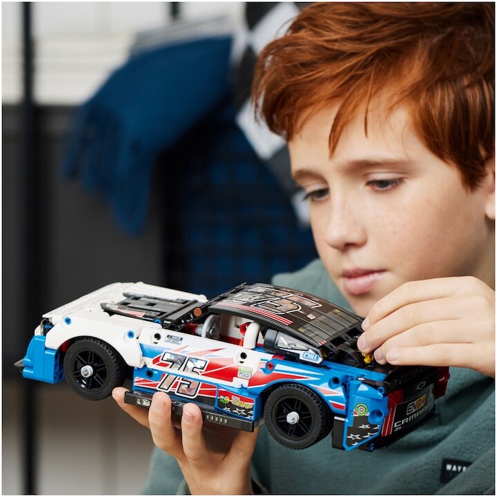 LEGO Technic - NASCAR Next Gen Chevrolet Camaro ZL1 42153, 672 части